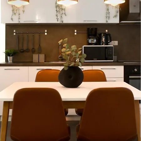Apartment Premium Urban Living - Stylish At Universitate Prime Location *