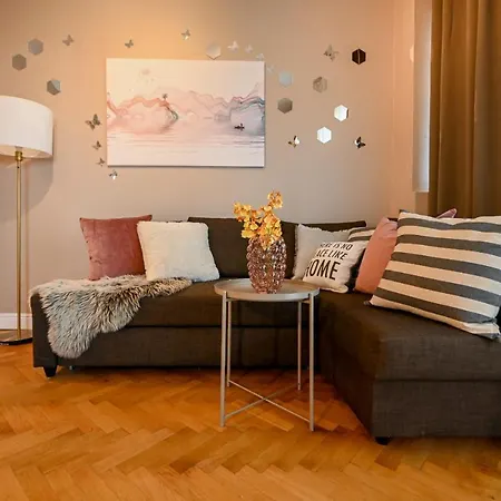 Apartment Premium Urban Living - Stylish At Universitate Prime Location